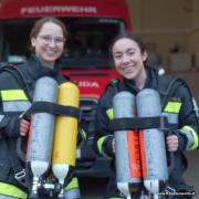 Elisa Pfaffstätter und Sanja Leitgeb haben das Modul "Atemschutz" erfolgreich abgeschlossen